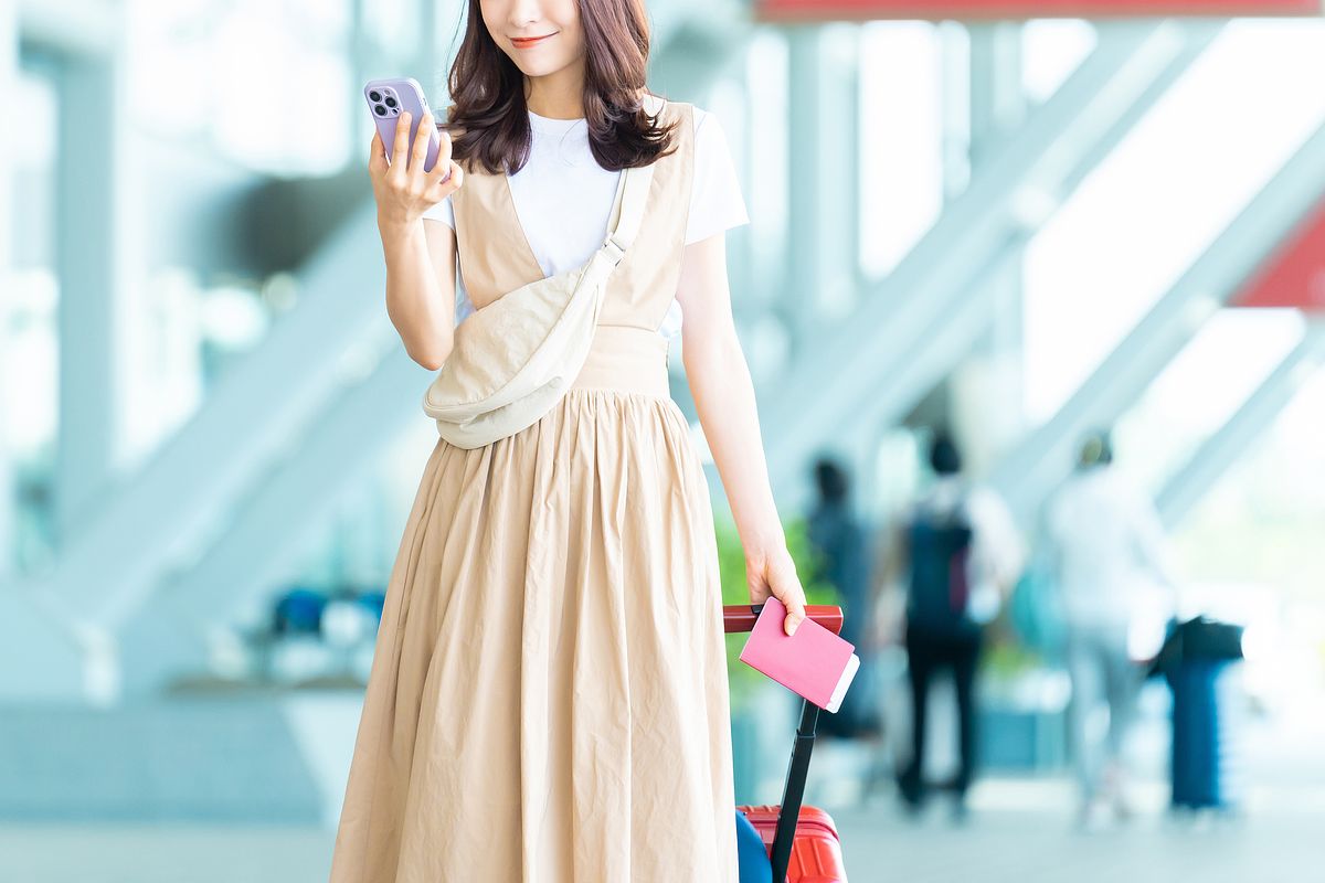 海外旅行の渡航先でスマホを使う方法は?<br>設定方法や注意点を徹底解説